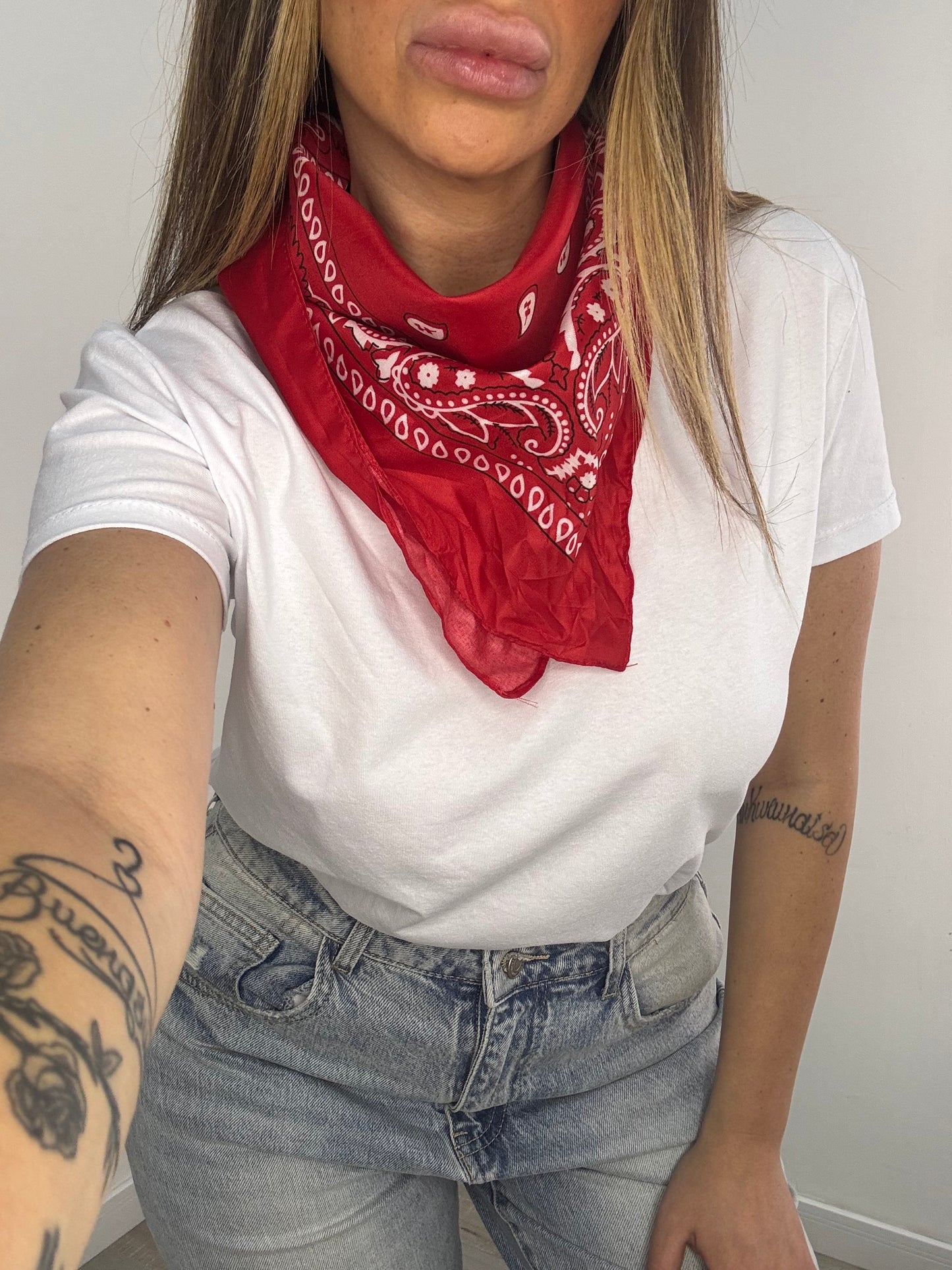 T-SHIRT CON BANDANA