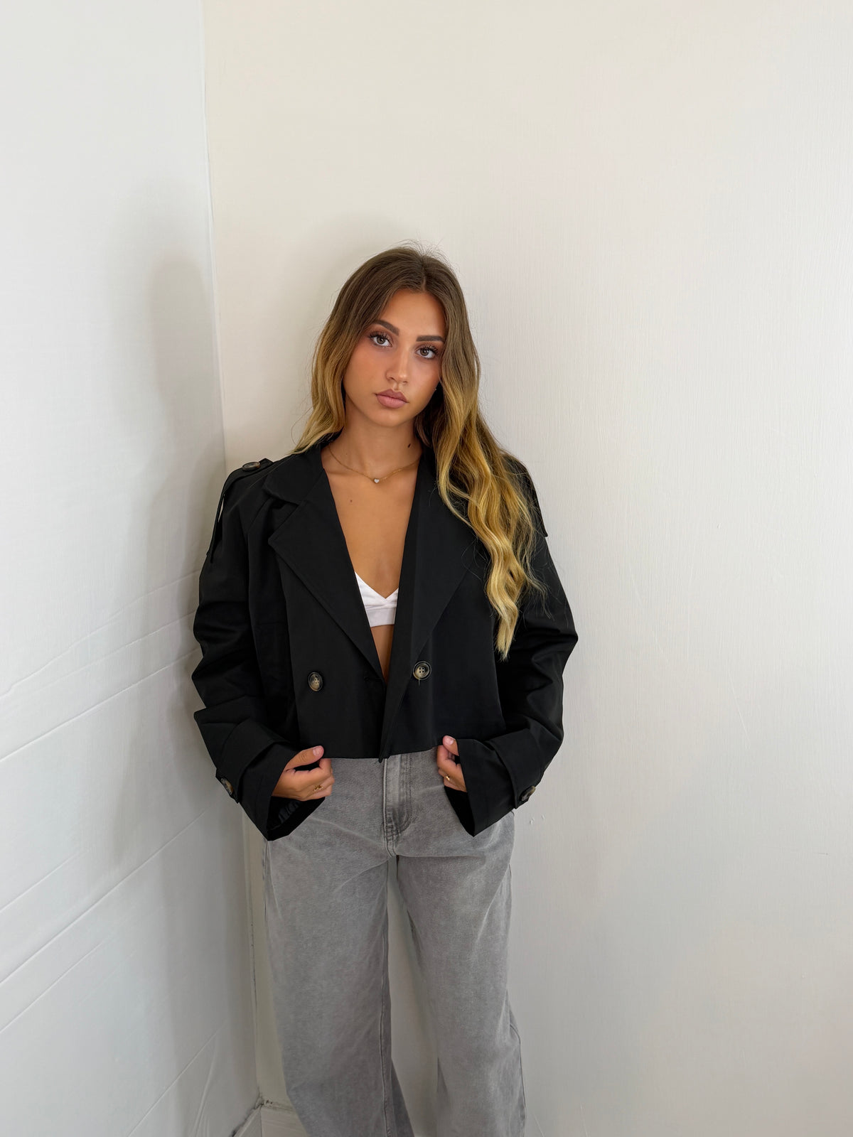 TRENCH CORTO