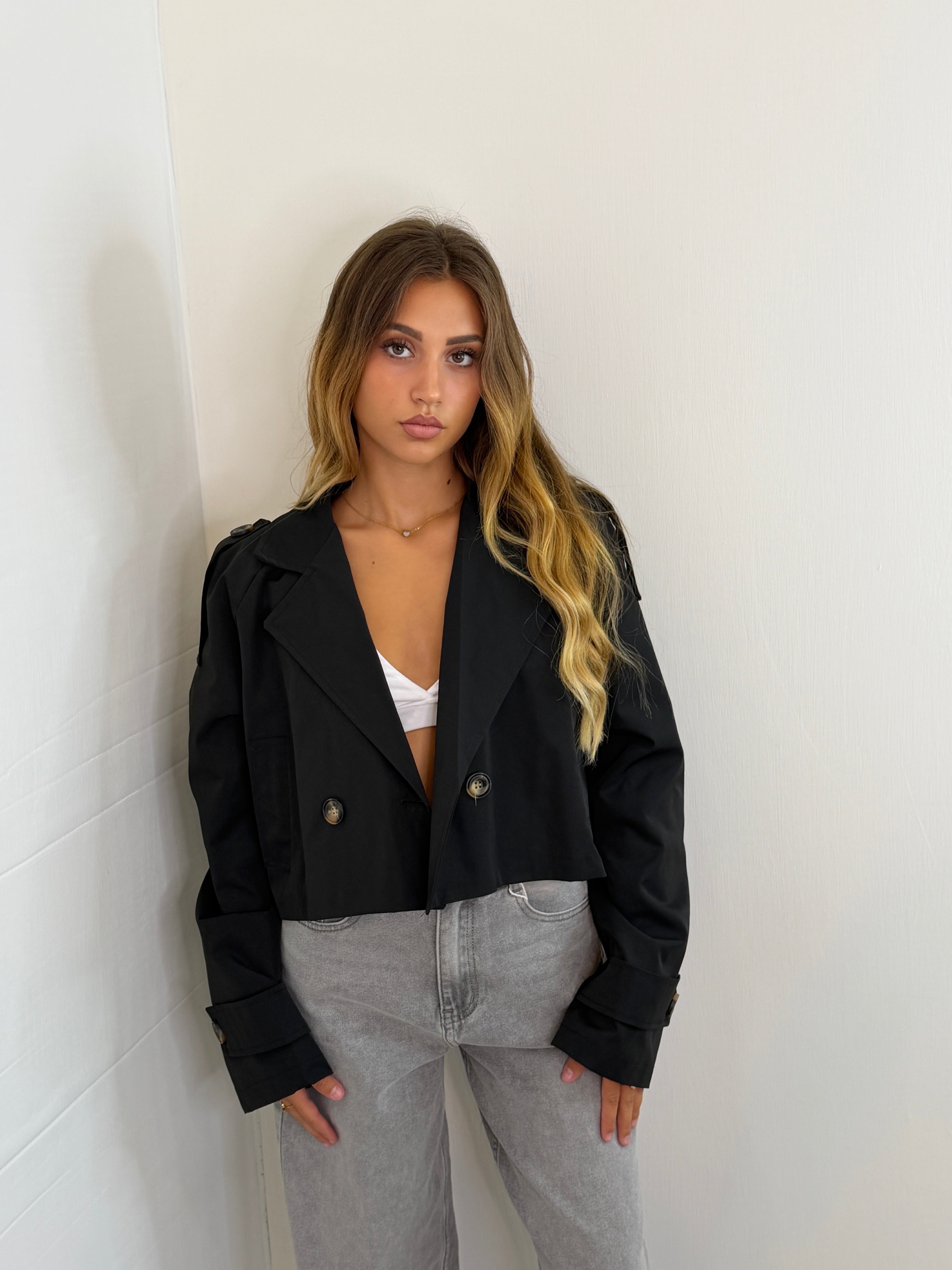 TRENCH CORTO