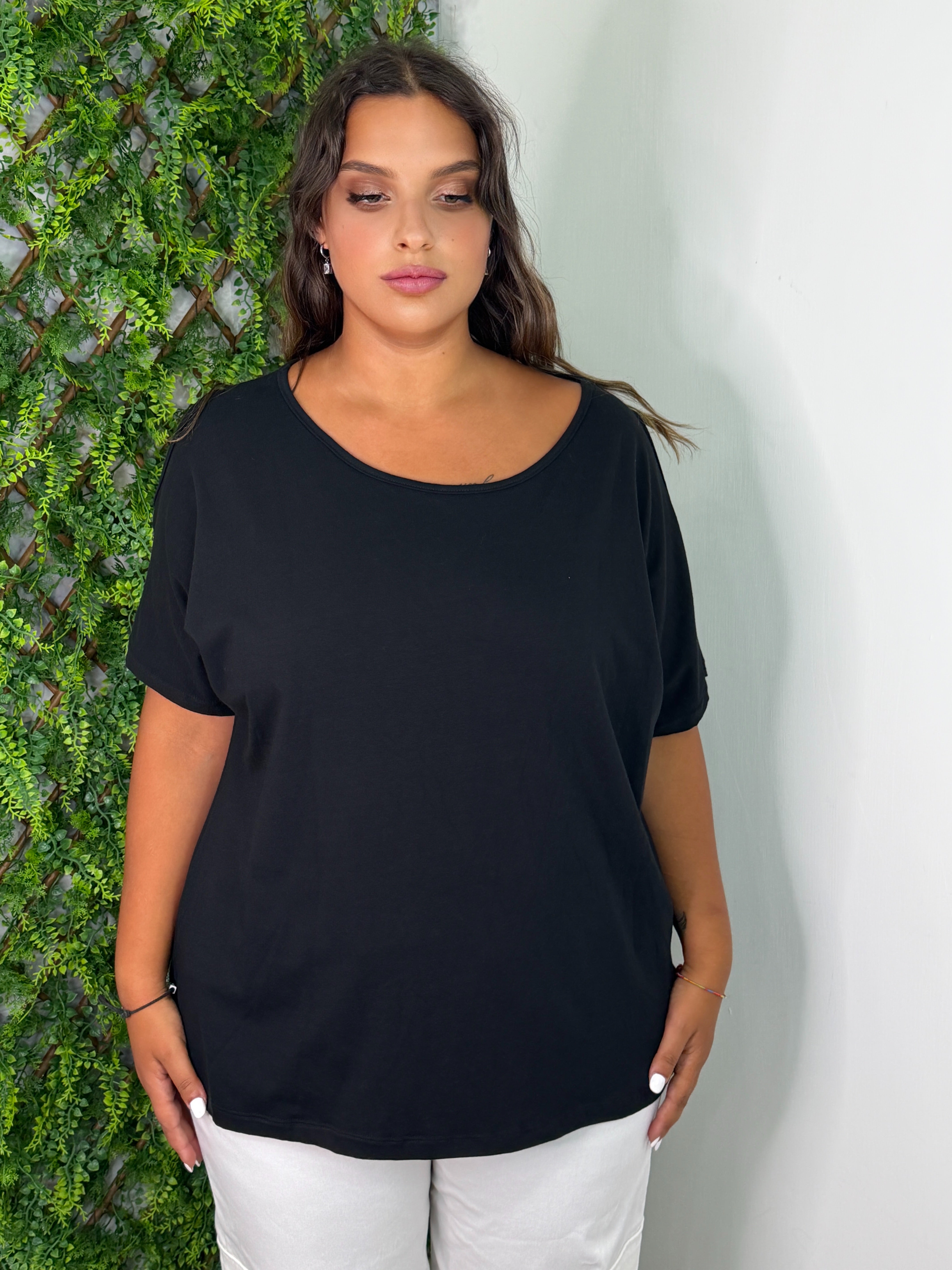 T-SHIRT APERTA SULLE SPALLE