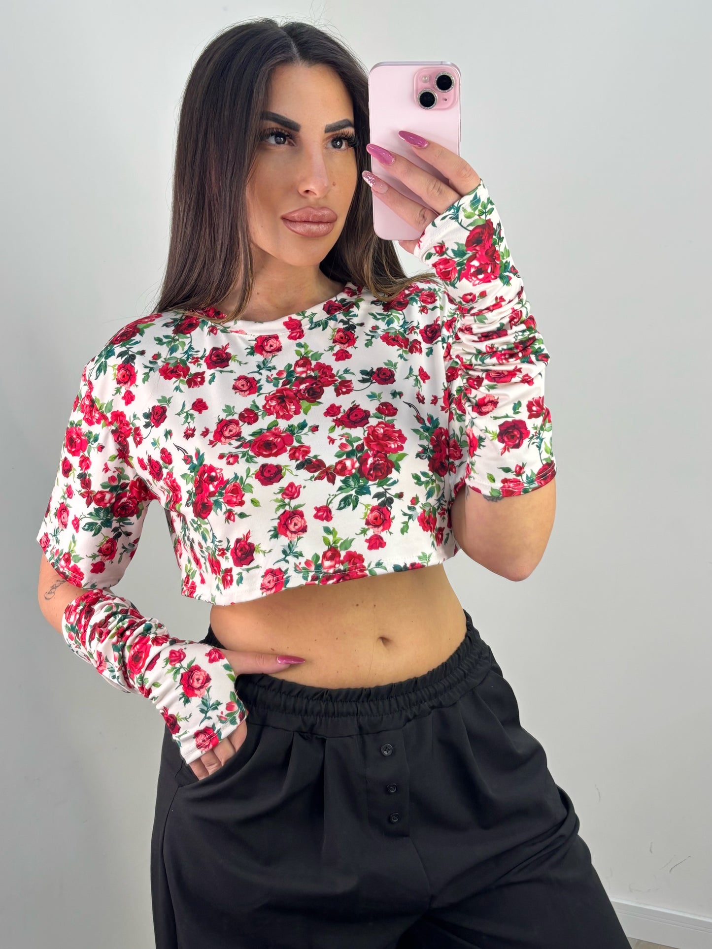MAGLIA CROP FIORI ROSSI