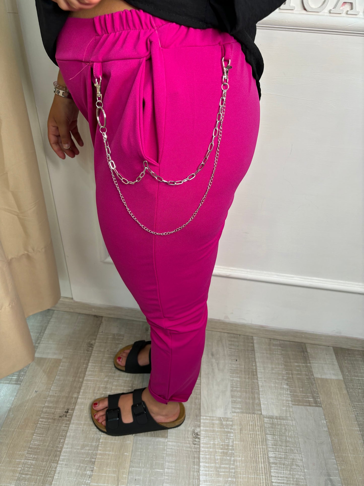 PANTALONE CURVY FUCSIA CON CATENA
