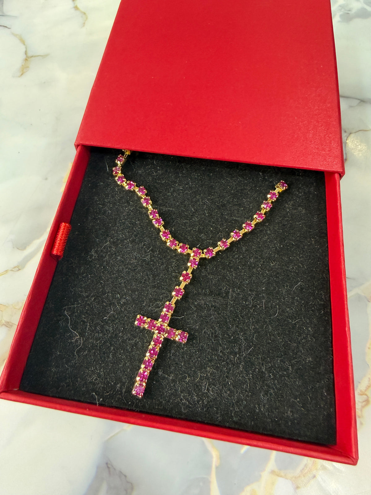 COLLANA CROCE BRILLANTINI FUCSIA