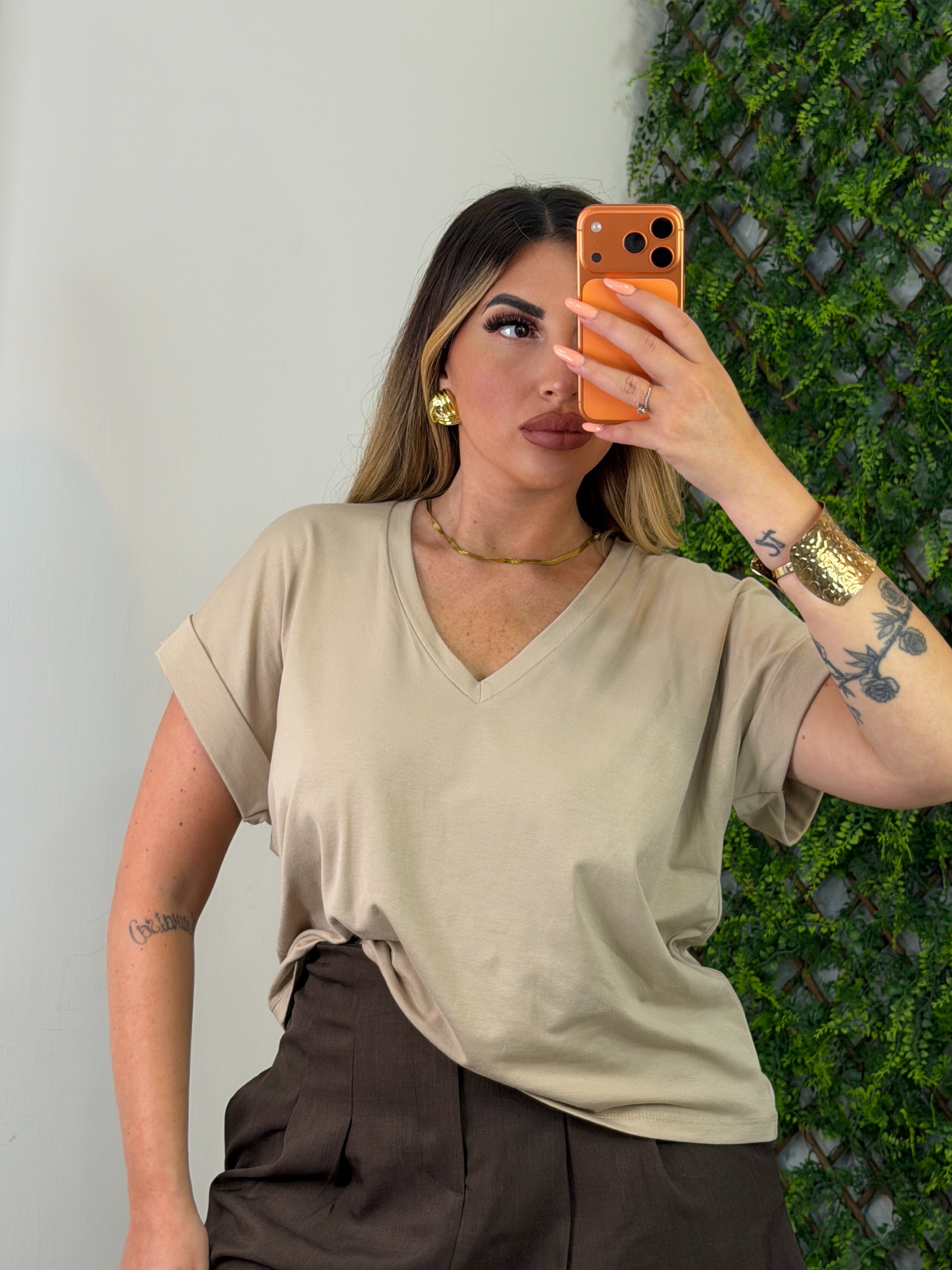 T-SHIRT SCOLLO A “V”